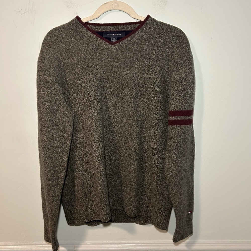 Tommy Hilfiger Gray & Red Lambswool V-Neck Knit Long Sleeve Sweater Size Large